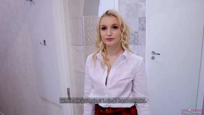 Fiatal diáklány megcsalja a barátját a barátjával | POV és elélvezés a puncijában!